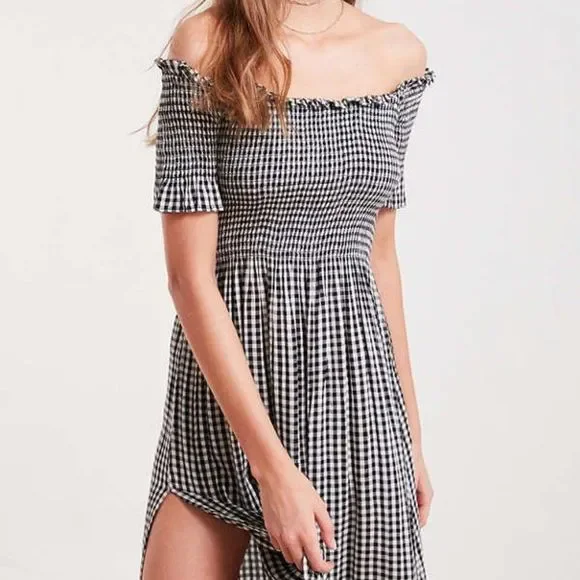 kimchi blue • smocked gingham off shoulder midi dress - Picture 2 of 8